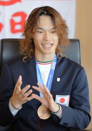 インタビューに応じるスノーボード男子ハーフパイプの山田琉聖選手=11日、新潟市中央区