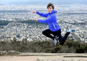 　大文字登山を終え、午年にちなんだポーズをとる中日・大野＝４日、京都市