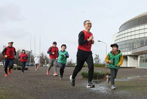 スタートする新春マラソンの参加者=1月3日、上越市柿崎区