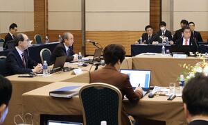北海道東北地方知事会議で新潟県の取り組みなどを説明する花角英世知事(左から3人目)=11月6日、仙台市