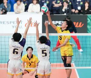 愛工大名電―鎮西 第2セット、スパイクを放つ鎮西・岩下(右端)=東京体育館