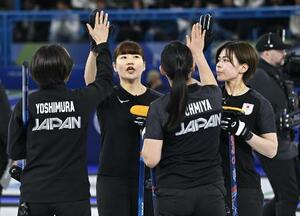 米国戦でタッチを交わす小谷優奈ら(左から2人目)ら=14日、コルティナダンペッツォ(共同)