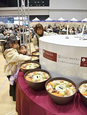 「世界ＮＯＰＰＥサミット」で、気に入ったのっぺに投票する人たち＝２１日、長岡市大手通１