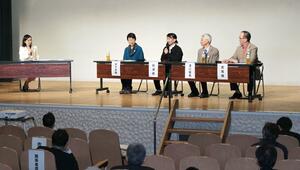 湿地のPR策などについて語り合った潟シンポジウムのパネルディスカッション=新潟市中央区一番堀通町