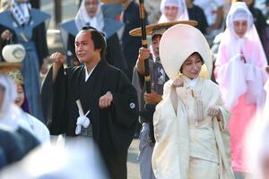 昨年開かれた「つがわ狐の嫁入り行列」の花嫁花婿＝２０２５年６月、阿賀町津川
