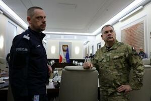 10日、ロシアによる領空侵犯を受けて開かれたポーランド政府の会合に出席する軍幹部ら=ワルシャワ(ロイター=共同)