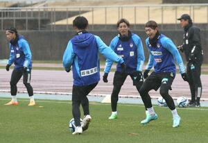 高知キャンプ最後の練習に汗を流す選手ら。新加入のFW太田(右)やDF新井(右から2人目)もチームになじむ=高知市