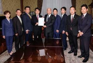 土地や建物の取得状況の把握を推進する法案を衆院事務総長(中央)に提出する立憲民主党の議員=1日午後、国会