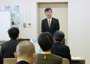 辞令伝達式で新任保護司を激励する新潟保護観察所の綿引久一郎所長＝４月、新潟市中央区