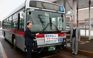 スマートフォンなどからの確定申告を呼び掛ける広報幕が掲げられた越後交通の路線バス=長岡市千歳1