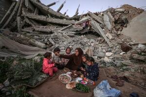 　１８日、ガザ北部ガザ市で、ラマダン（断食月）中の日没後に許される食事を取るパレスチナ人（ゲッティ＝共同）