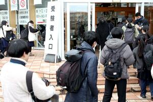 続々と試験会場に入る受験生=1月18日、新潟市西区の新潟大五十嵐キャンパス