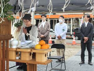 火災現場で行われた理容店の地鎮祭に臨む安藤ミイ子さん(手前)=5月7日、魚沼市小出島
