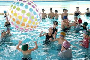 元気よく水中バレーを楽しむ子どもたち＝４日、上越市新光町１