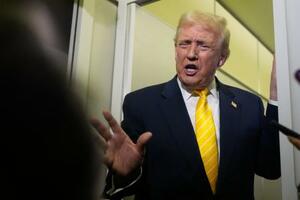 大統領専用機「エアフォースワン」の機内で報道陣の取材に応じるトランプ大統領=14日(AP=共同)