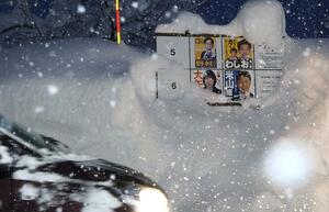 雪で埋もれかけた衆院選のポスター掲示板＝２９日、長岡市山古志竹沢