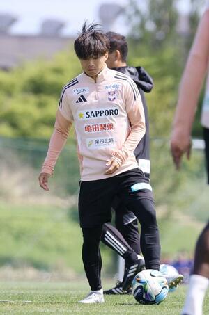 ＦＣ大阪戦に向けて、トレーニングするＦＷ若月大和＝４月２４日　聖籠町