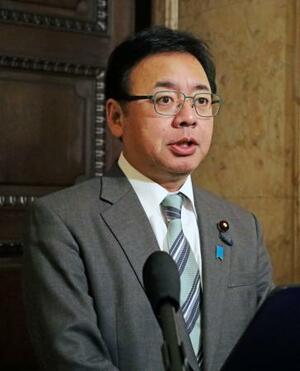 記者会見する上野厚労相=2日午前、国会