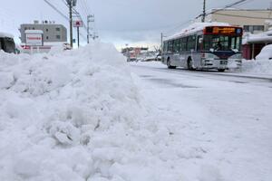 新潟市内でも大雪。道路脇に積み上がった雪＝２月８日午前７時３０分ごろ、新潟市中央区上近江３
