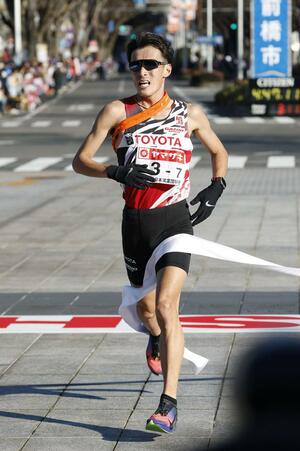 3位でゴールしたトヨタ自動車のアンカー・服部勇馬=群馬県庁前