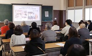 生徒による海藻に関する探究活動の成果発表に耳を傾ける参加者ら=佐渡市栗野江