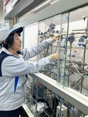 MOFを使った実験をするダイキン工業の賀川みちる主任技師=2月、大阪府摂津市(同社提供)