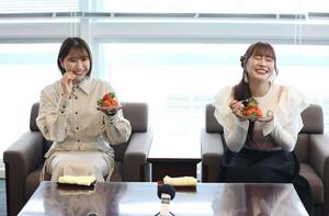 新発田市名産のイチゴ「越後姫」を味わう「ももいろクローバーZ」の玉井詩織さん(左)、佐々木彩夏さん=1月30日、新発田市役所
