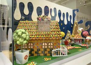 「けしごむてん」の展示物で、中野紀子さんが手作りしたお菓子の家(NKSコーポレーション企画事業課提供)