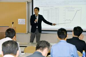 下請け企業を対象に価格交渉のポイントを説明した講習会=10月17日、三条市
