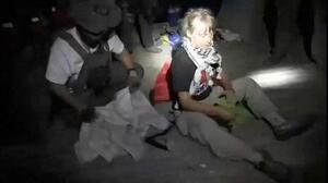 1日、イスラエル当局に拿捕された船に乗っていたグレタ・トゥンベリさん(右)(イスラエル外務省提供・ロイター=共同)