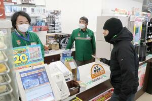 セブン-イレブン燕桜町店で強盗を想定して行った防犯訓練=燕市杣木