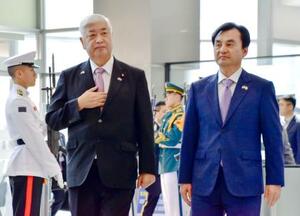 韓国国防省に入る中谷防衛相。右は韓国の安圭伯国防相=8日、ソウル(共同)