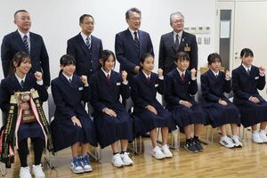 全国大会に向けて意気込む南中の陸上部女子メンバーら=十日町市役所