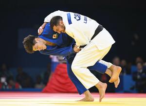 男子90キロ級決勝 ジョージア選手(右)と対戦する村尾三四郎=パリ(共同)