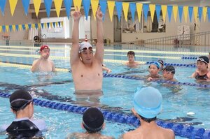 佐渡スポーツ振興大使として、水泳教室で指導する松田丈志さん=佐渡市吉岡