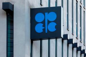 石油輸出国機構(OPEC)本部に掲げられたロゴ=2022年3月、ウィーン(AP=共同)