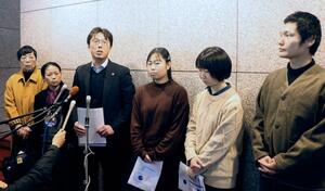 自民党県連の幹部と面会後、報道陣の取材に応じる市民団体のメンバーら=2月17日、県議会