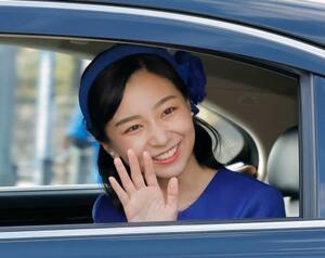 皇居に入られる秋篠宮家の次女佳子さま=29日午前、半蔵門