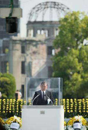 平和記念式典であいさつする石破首相=6日、広島市の平和記念公園
