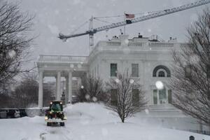 　ホワイトハウスの上に架かる工事のクレーン＝２５日、ワシントン（ＡＰ＝共同）