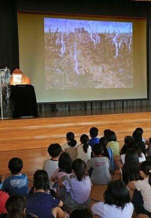 上川西小で上演された長岡空襲を題材にした紙芝居＝長岡市
