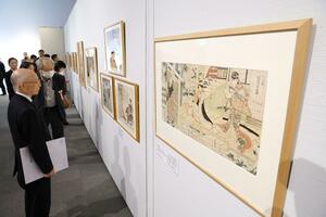 歌川派の作品が並ぶ企画展「歌川豊国と歌川派の浮世絵名品」の内覧会＝２４日、長岡市関原町１