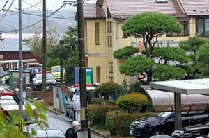 入り込んだクマが出てきていない、秋田市中心部の住宅周辺=16日午前10時54分