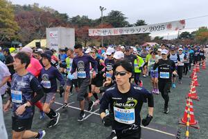 曇り空の下、スタートするランナー＝五泉市陸上競技場