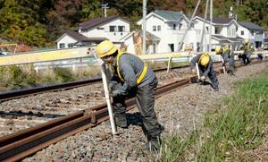 JR東日本が公開したレール交換作業=12日午前、宮城県石巻市