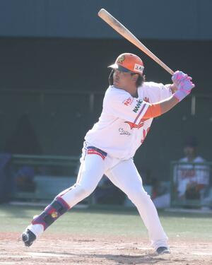 紅白戦で3安打2打点と活躍した知念大成=2月15日、静岡県伊豆市の志太スタジアム