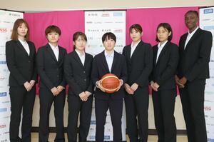 新体制発表会見に臨んだ選手ら。左から野田遥、入澤楓、鷲尾優佑奈、野坂葵、森田真衣、久井咲良、デンベル・サナタ=阿賀野市