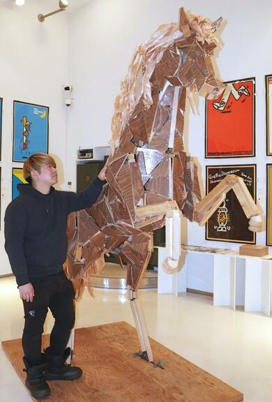 廃材を使った馬の作品を展示「ことしの干支展」、長岡市で開催中 加治