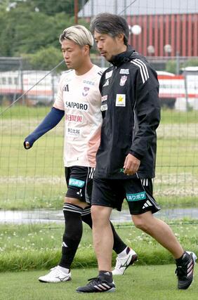 練習前に話す堀米悠斗主将(左)と本間勲コーチ=6月24日、聖籠町