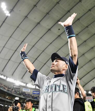 ２０１９年３月、東京ドームで現役最後の試合を終え、手を振るマリナーズのイチローさん